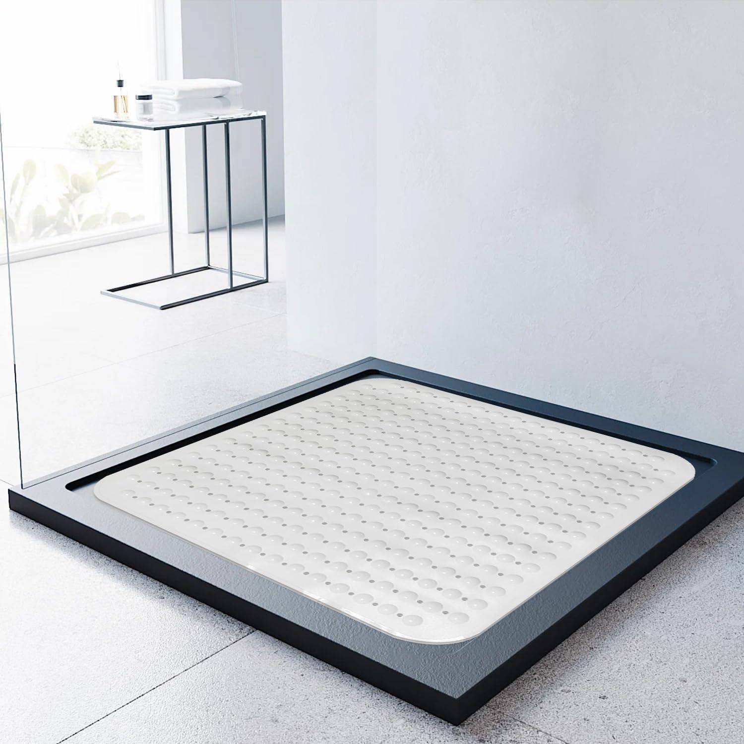 Moderne bodengleiche Dusche mit quadratischem, schwarzem Rahmen und weißer strukturierter Duschwanne, bündig an der Wand in einem hellen Badezimmer angebracht.