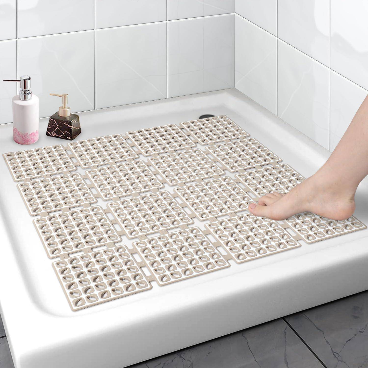 Fuß, der auf verschlungenen strukturierten Badematten in einer Dusche oder Badewanne drückt, zeigt eine rutschfeste Bodenoberfläche.
