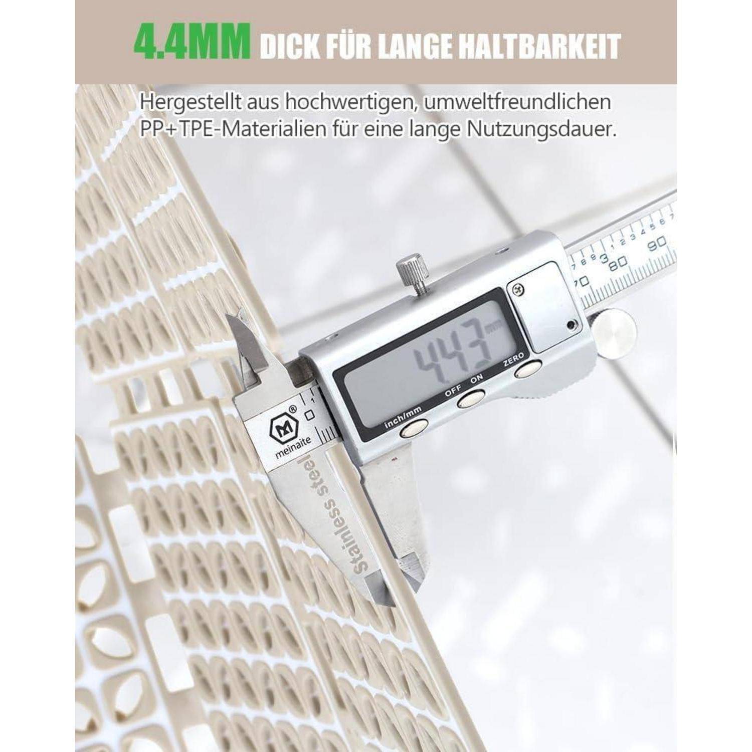 Digitale Schieblehre misst eine 4,4 mm dicke Kunststoffmatte, mit deutschem Text, der besagt, dass sie langlebig und aus umweltfreundlichen PP+TPE-Materialien hergestellt ist.