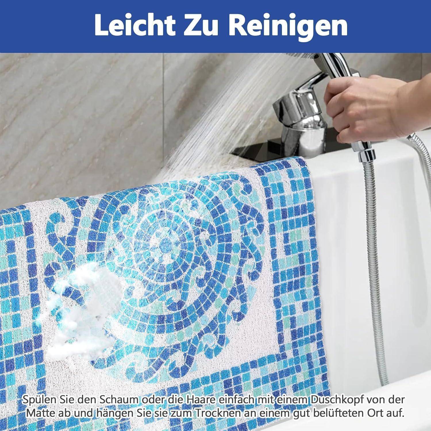Von Hand ein blaues Badezimmermatte mit einem Duschkopf ausspülen; Der Text sagt 