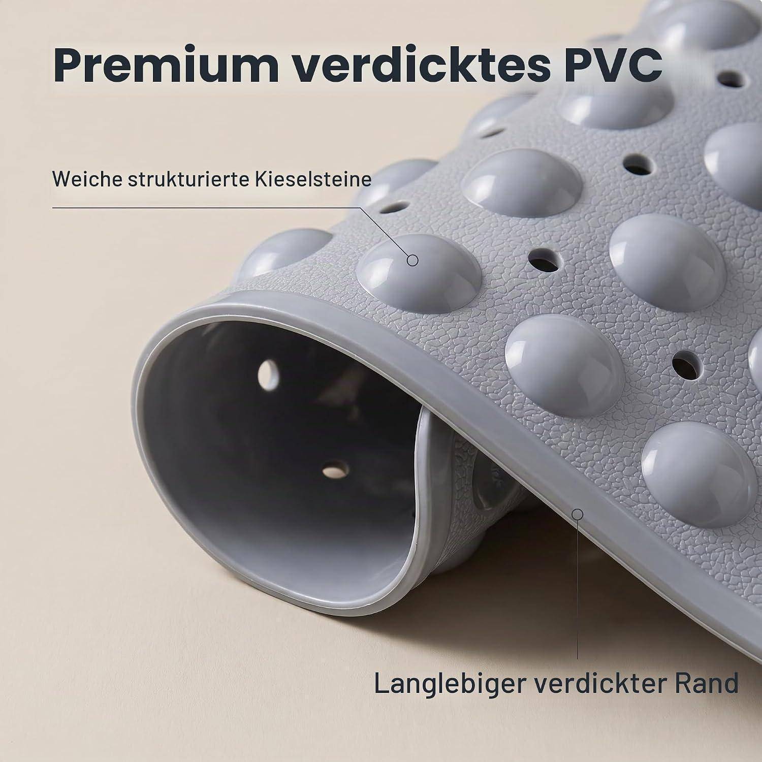 Nahaufnahme einer grauen strukturierten PVC-Matte mit erhabenen Kieselnoppen und verstärktem Rand, gekennzeichnet in Deutsch als Premium-verdicktes PVC für Haltbarkeit und Griffigkeit.