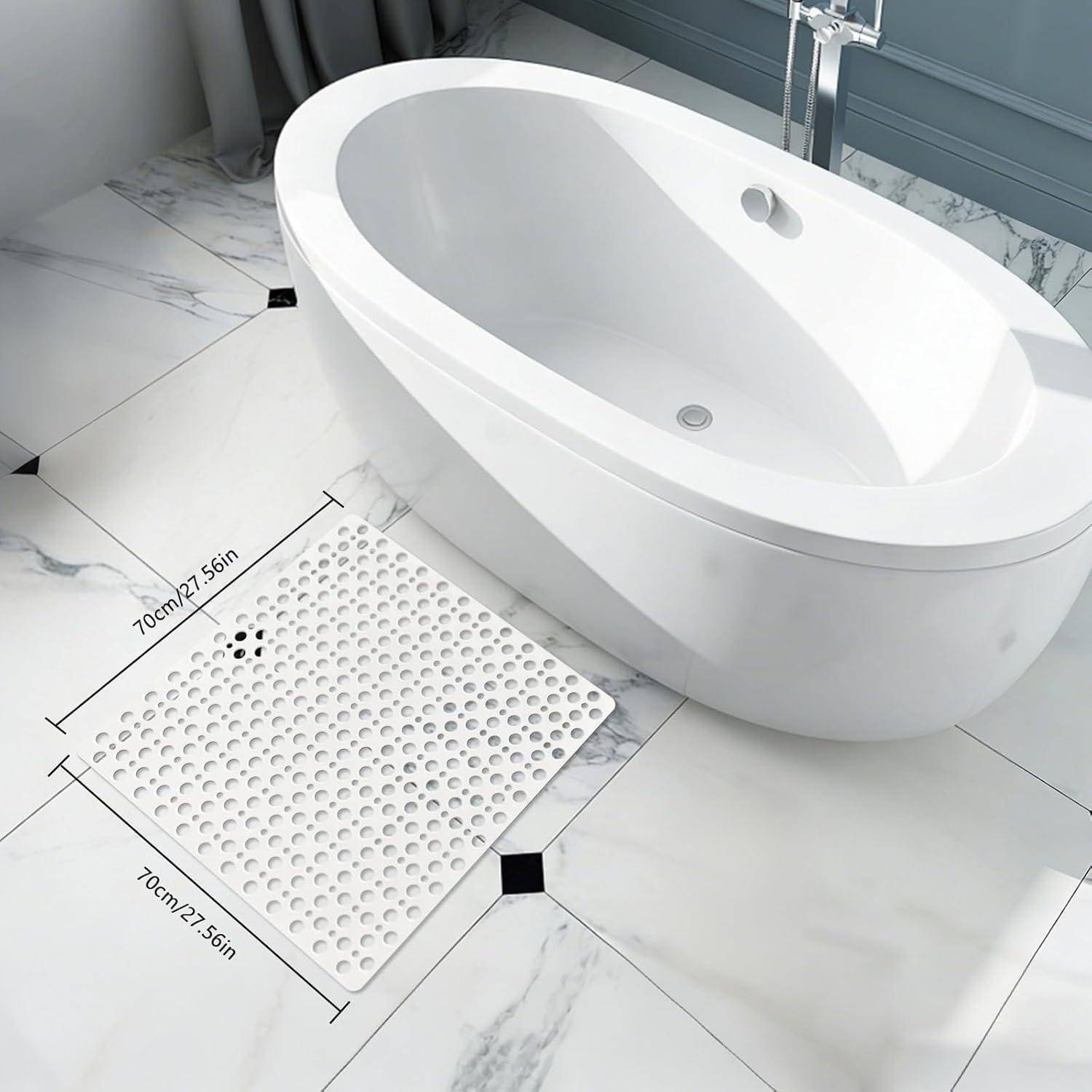 Eine freistehende ovale Badewanne auf einem marmoroptik-Badezimmerboden, mit einer 70 cm x 70 cm großen perforierten Badevorlage daneben dargestellt.