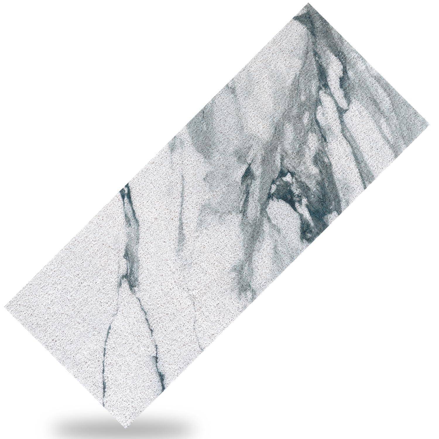 Diagonale rechteckige Marmorplatte mit grauer Maserung, isoliert auf weißem Hintergrund mit weichem Schatten dargestellt.