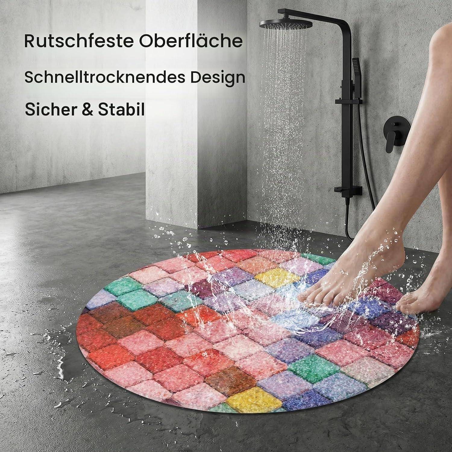 Person steht auf einer farbenfrohen runden Badematte unter fließendem Wasser; Text sagt „Rutschfeste Oberfläche