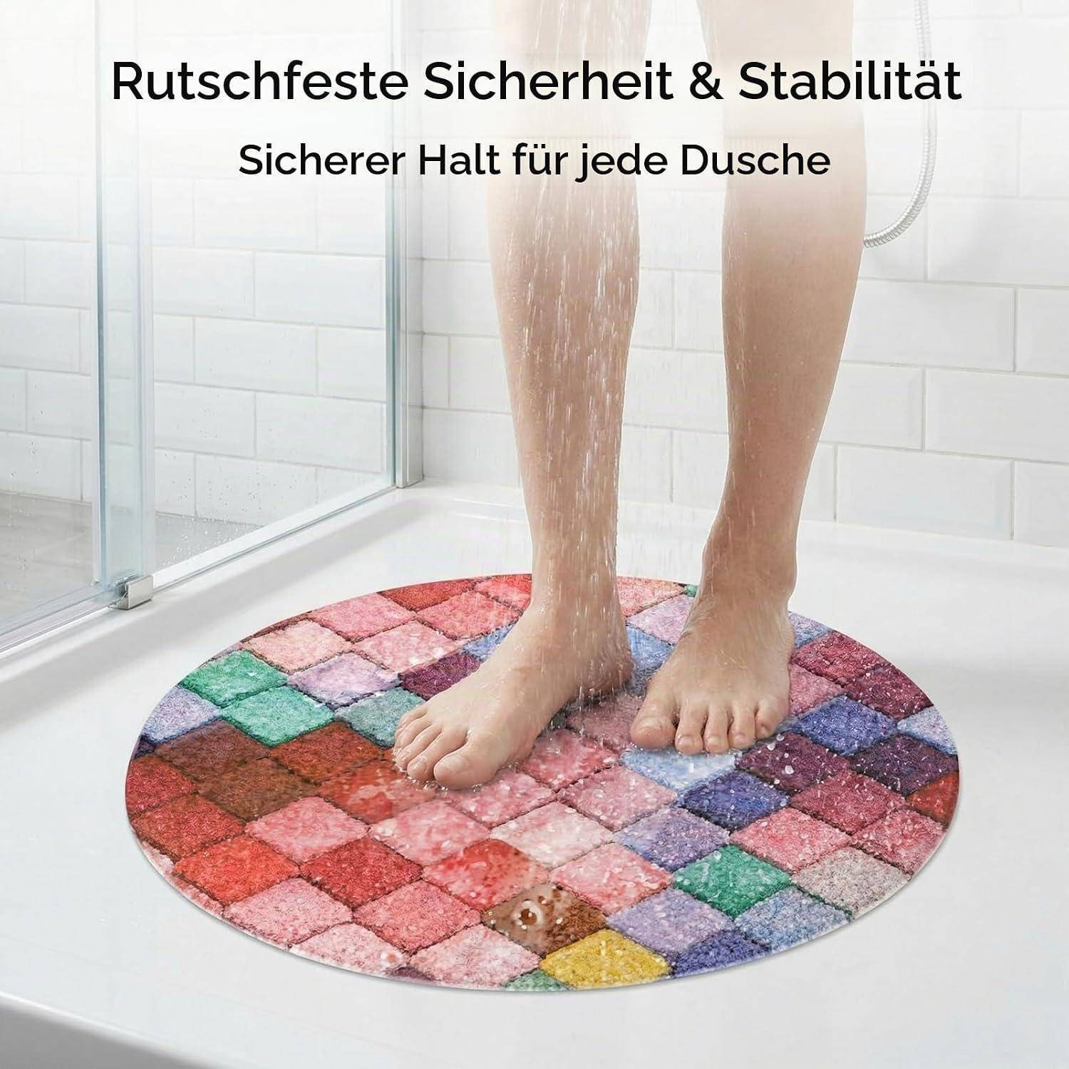 Person steht auf einer farbenfrohen runden Badematte in einer Dusche; deutscher Text sagt „Rutschfeste Sicherheit und Stabilität