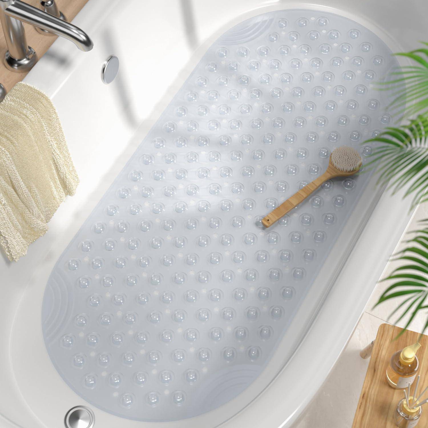 Badewanne mit einer durchsichtigen Antirutschmatte und einer Holzbadebürste, von oben in einem hellen Badezimmer betrachtet.