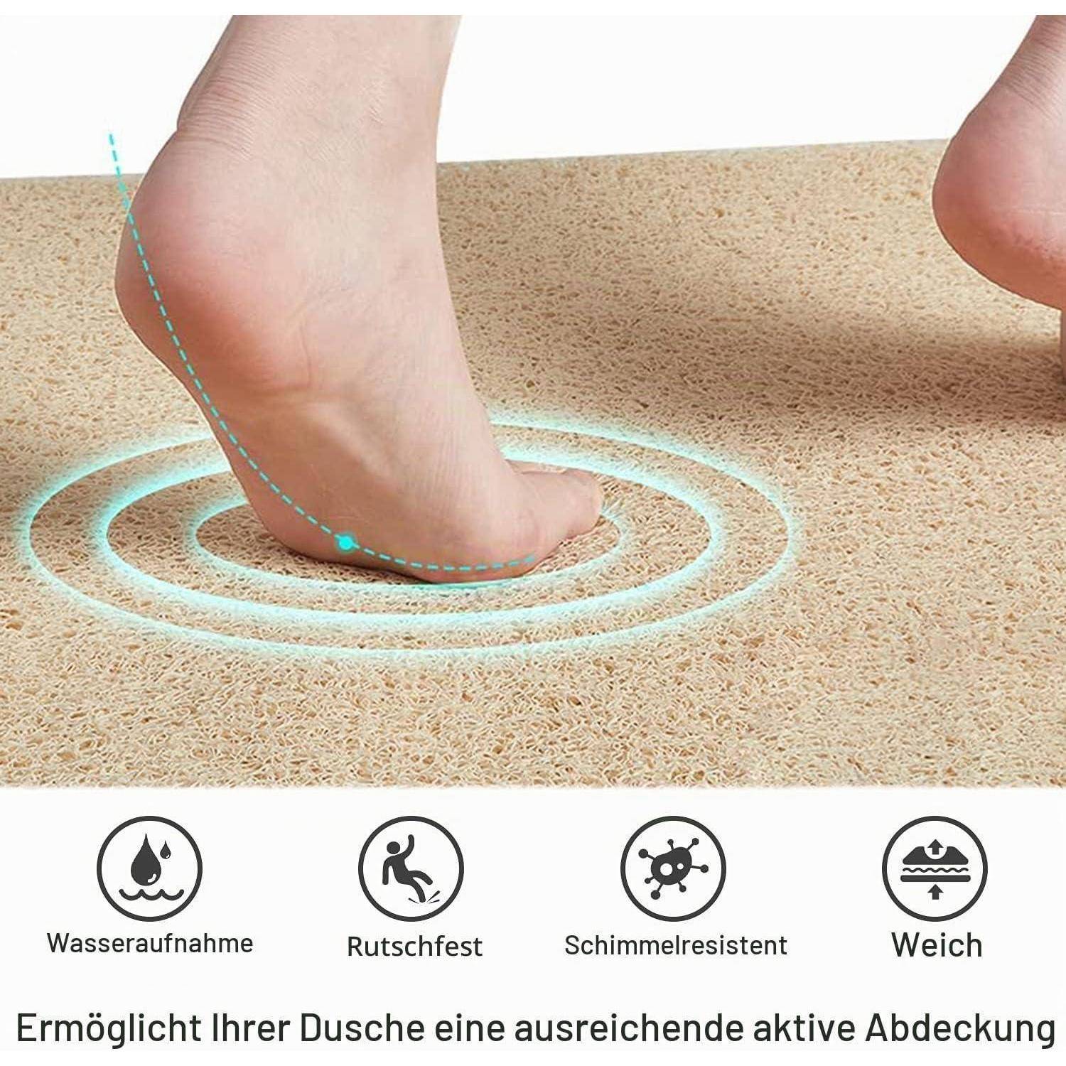 Fuß drückt auf eine weiches Badezimmermatte mit Wellengrafikdesign, das Wassereinfluß, Rutschfestigkeit, Schimmelresistenz und Weichheit zeigt.