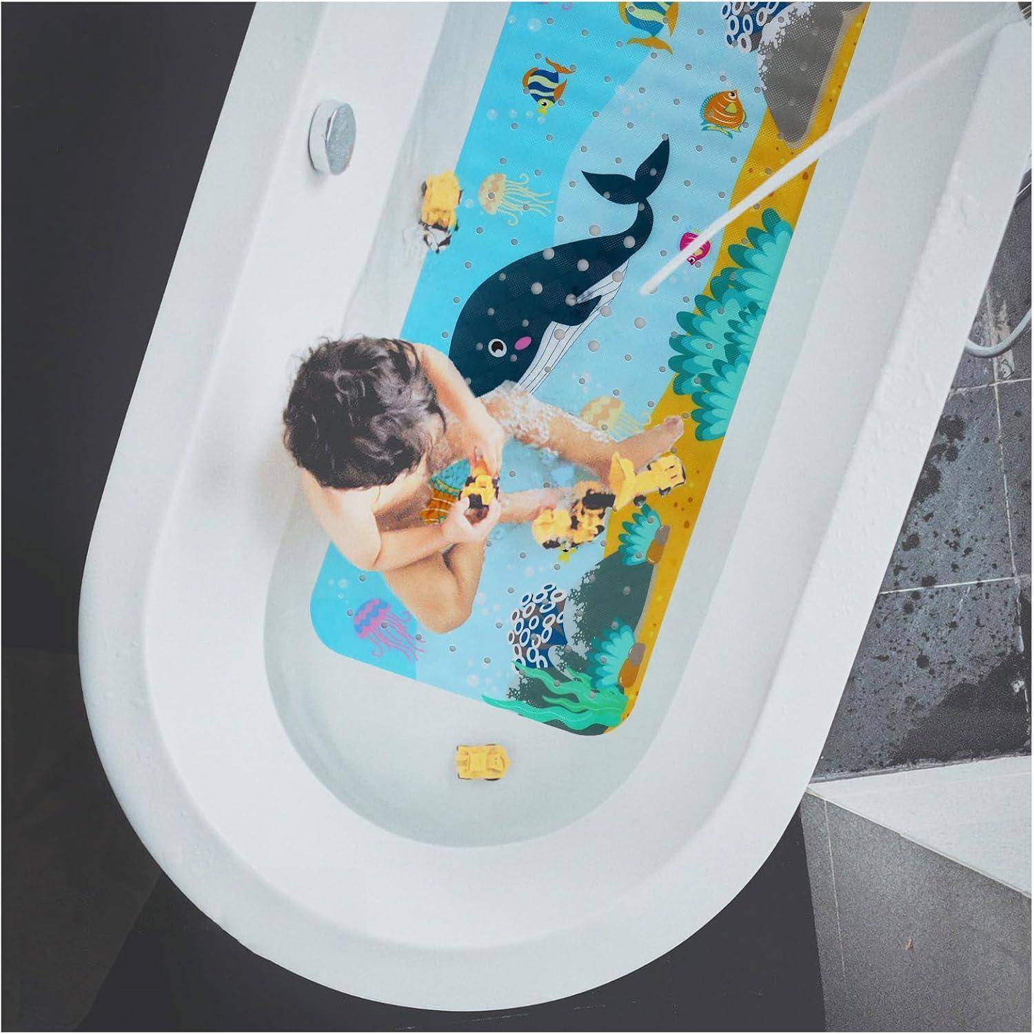 Draufsicht auf ein Kind, das in einer weißen Wanne badet, mit einer farbenfrohen, unterwasserthematischen Badmatte, die einen Wal und Meereslebewesen zeigt.