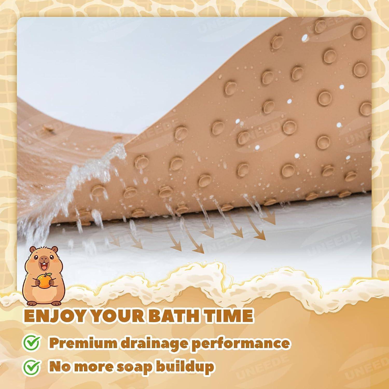Werbebild eines Fußes auf einer beige drainabler Badmatte mit Wasser, das durchfließt; Text lautet „GENIESZEN SIE IHRE BADZEIT