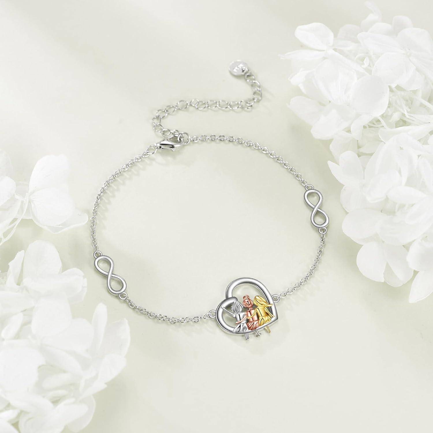 Silbernes Infinity-Armband mit zentralem Herzanhänger, das ein Familiendesign zeigt, fotografiert auf einem weichen, weißen Blumenhintergrund.