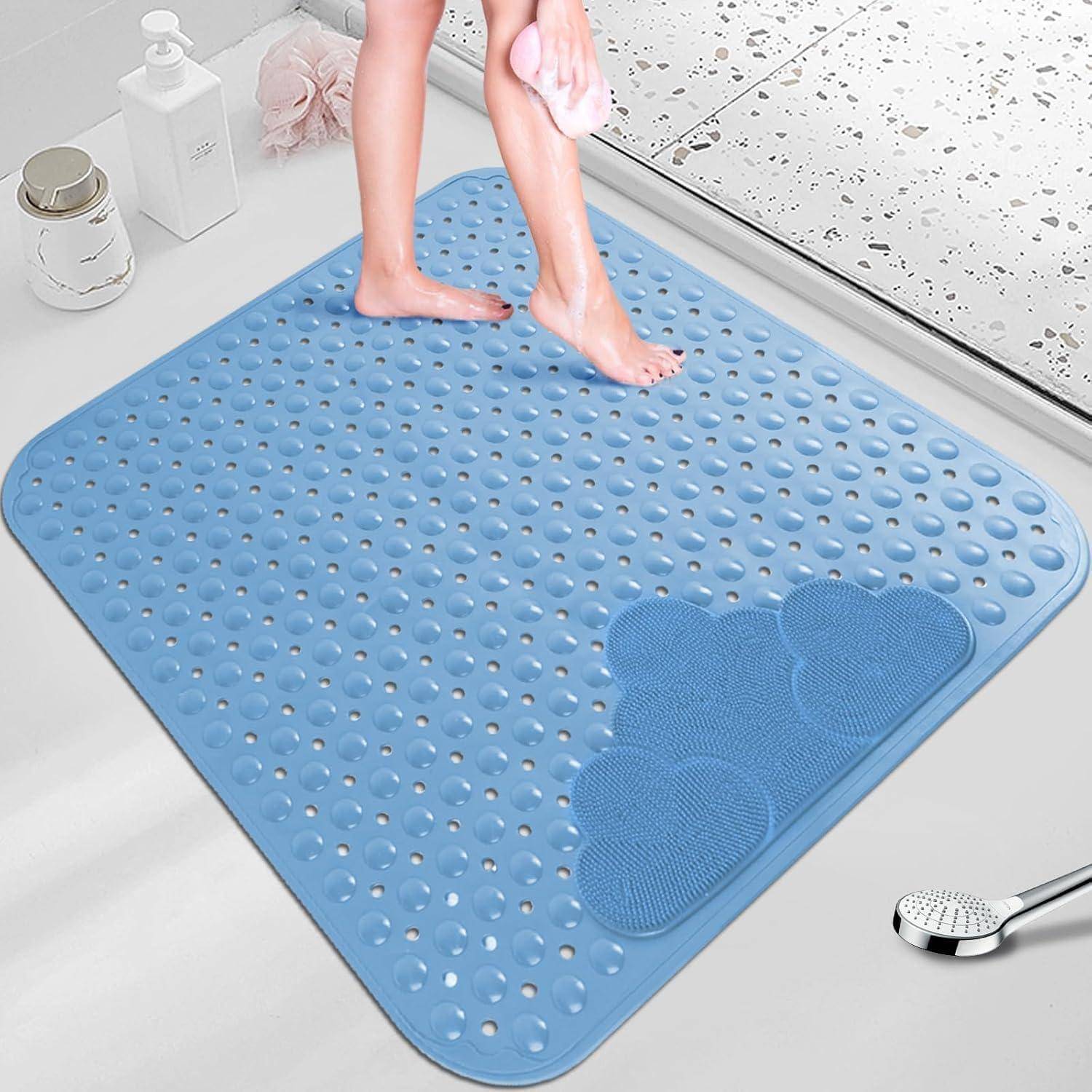 Blauematte für die Dusche mit rutschfestem Belag mit Saugnapfen und erhöhter Textur, gezeigt auf einem Badezimmerboden mit jemandem, der darauf steht, und einer Schrupp-Pad-Auflage.