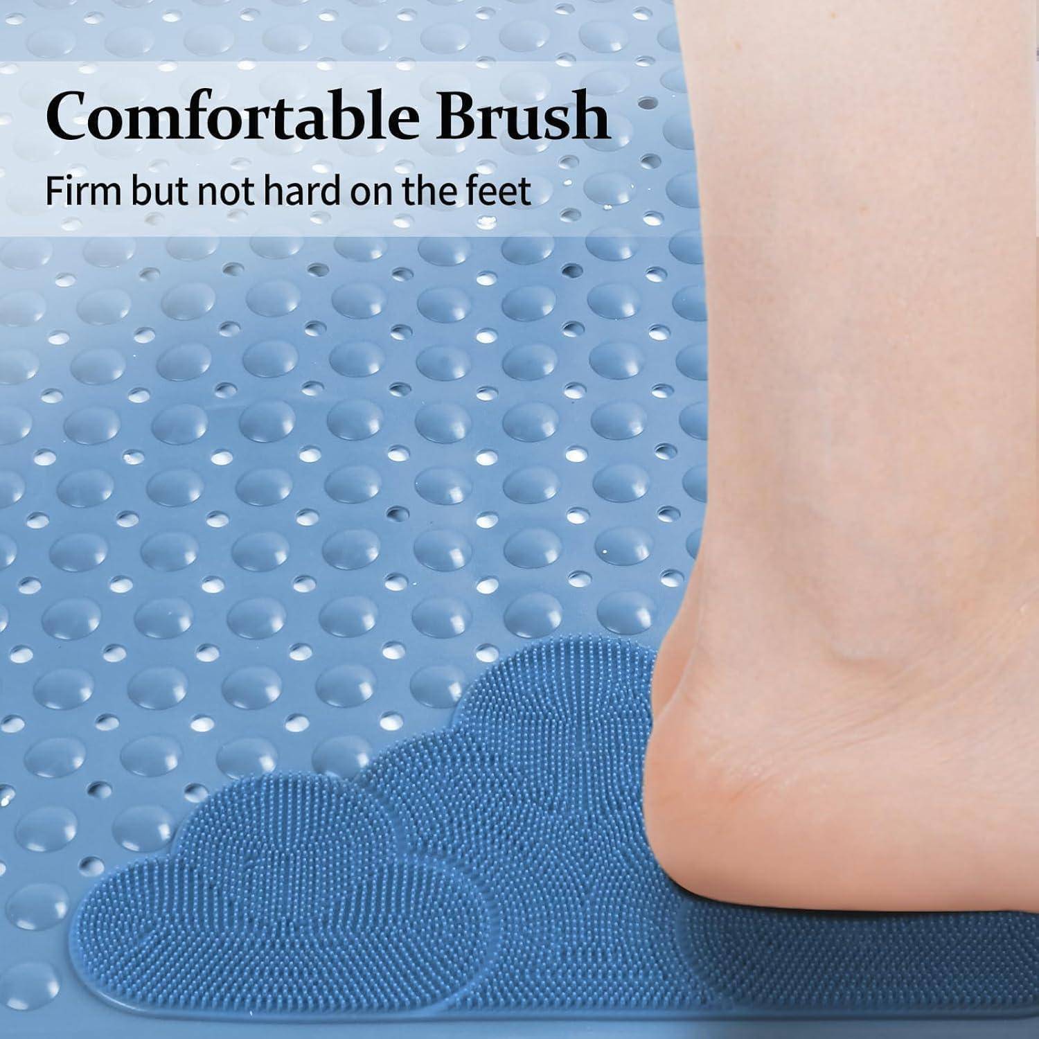Fuß drückt auf eine blaue strukturierte Massagematte mit dem Text „Comfortable Brush