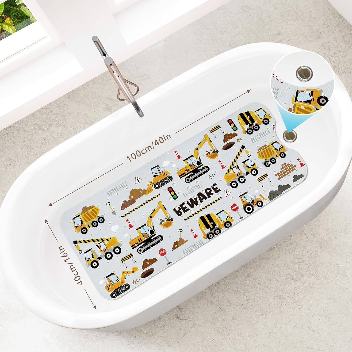 Weiße Badewanne mit einer baustellen-inspirierten rutschfesten Matte, auf der Muldenkipper, Bagger und „VORSICHT