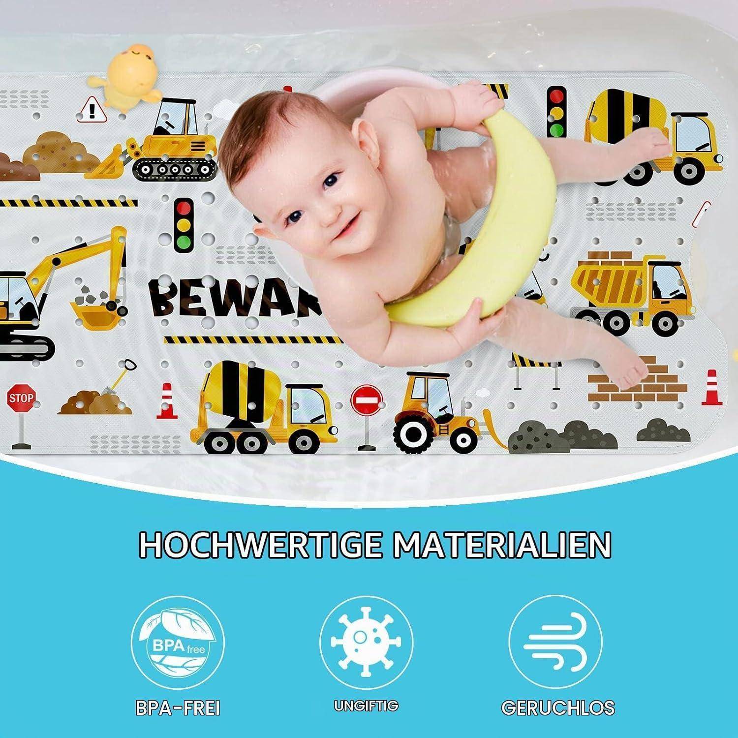 Baby liegt auf einer Wickelmatte mit Baustellen-Thema, hält ein gelbes bananenförmiges Spielzeug; Text darunter sagt 