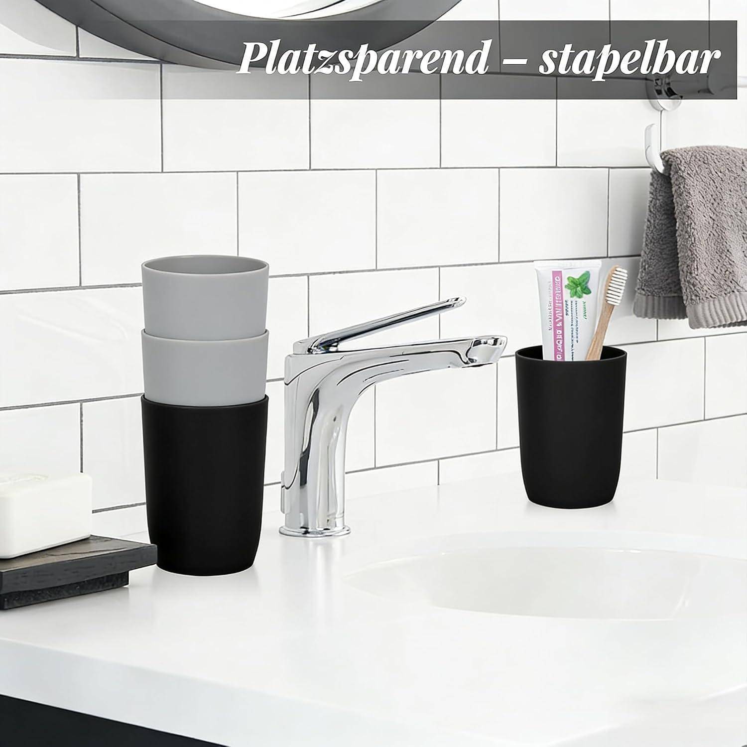 Badezimmerspüle mit gestapelten Bechern in platzsparend konstruiertem Design, einem Chromwasserhahn und einem Zahnbürstenhalter; der Text lautet „Platzsparend – stapelbar