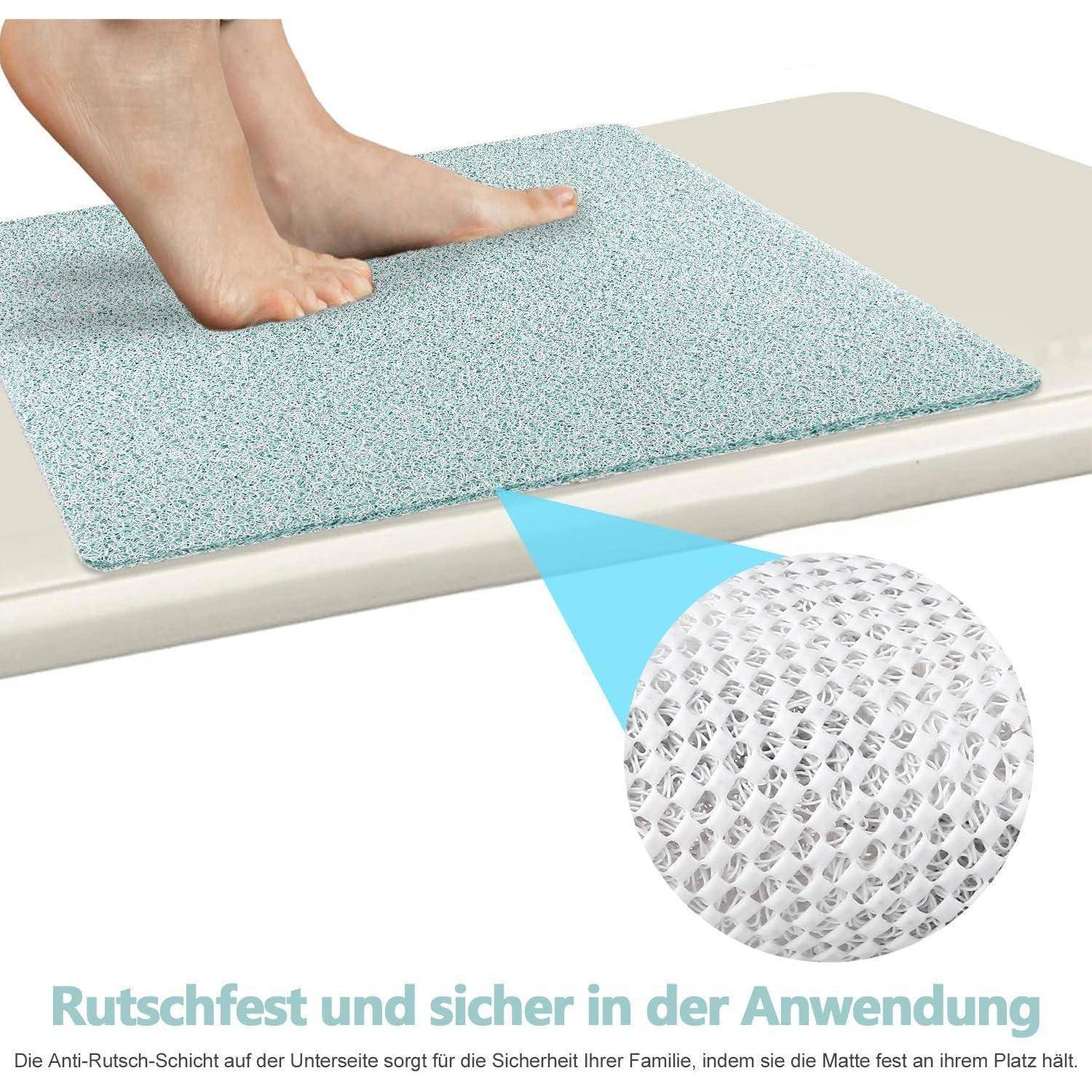 Füße, die auf einer rutschfesten Badematte auf einer nassen Oberfläche stehen, mit einer Nahaufnahme im Inset, die die strukturierte rutschhemmende Unterseite zeigt.