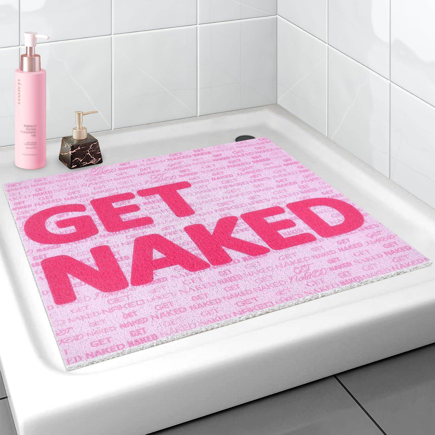 Rosa Badematte in einer Duschwanne mit großem Text „GET NAKED