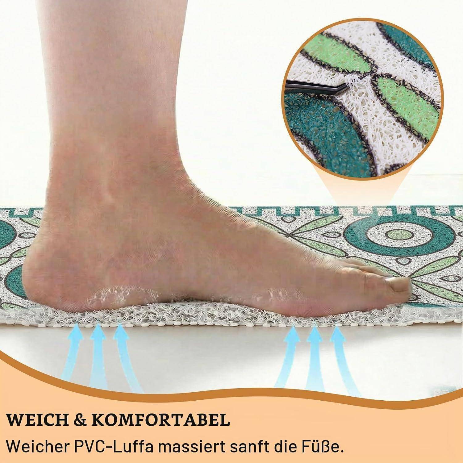 Nahaufnahme eines Fußes auf einer gepolsterten PVC-Matte mit Pfeilen, die sanfte Druckentlastung zeigen; Ausschnitt vergrößert die strukturierte Luffa-Oberfläche und deutscher Text besagt „weich & komfortabel