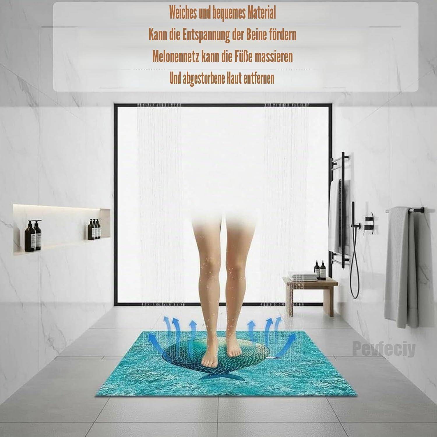 Badezimmer-Promobild, das eine Person zeigt, die auf einer blauen Fußmassagematte steht, mit deutschem Text, der behauptet, dass weiches Material die Beine entspannt, die Füße massiert und abgestorbene Haut entfernt.