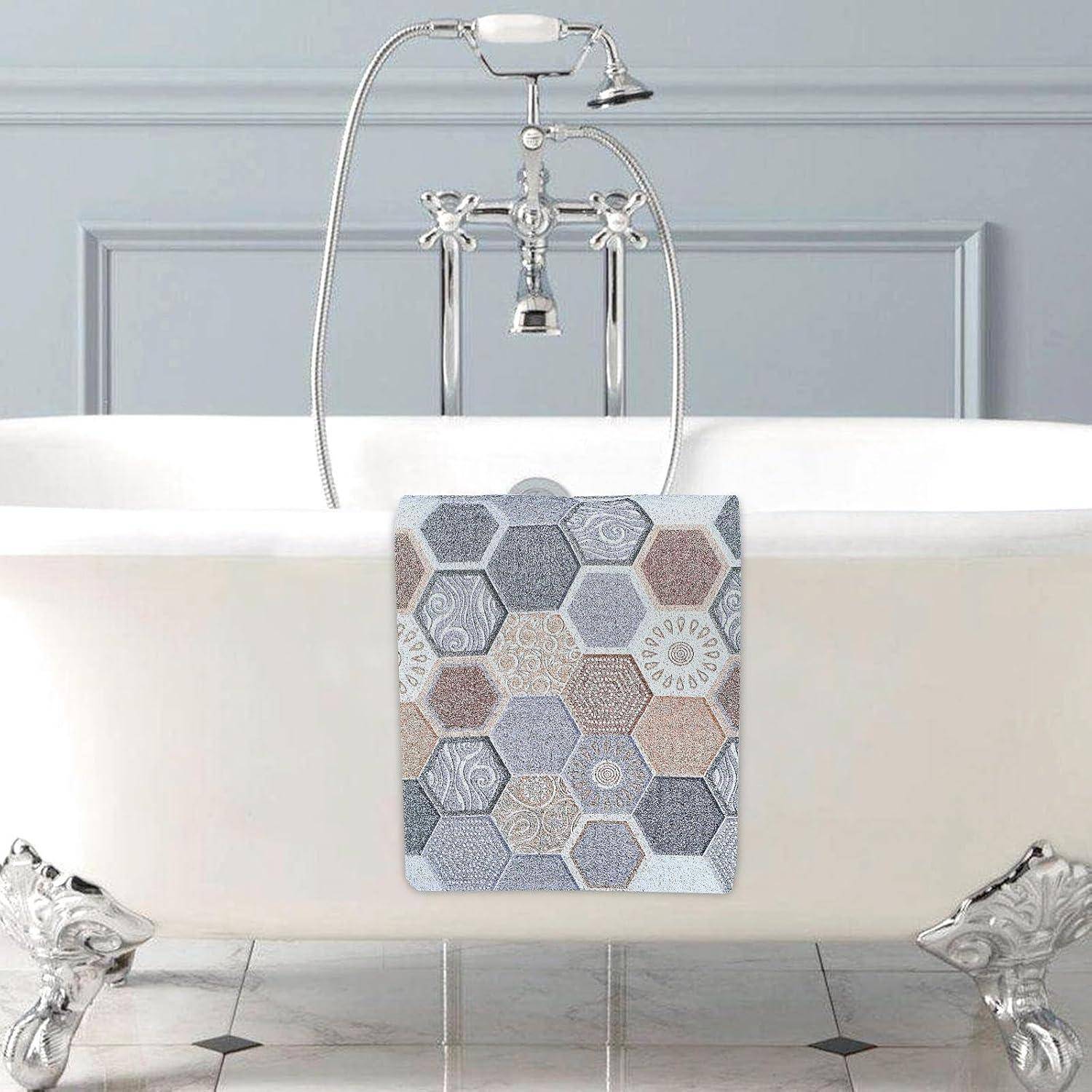 Freistehende weiße Badewanne mit Chromarmaturen und einem gefalteten Handtuch mit Sechseckmuster, das über der Vorderseite drapiert ist, in einem hellen Badezimmer.