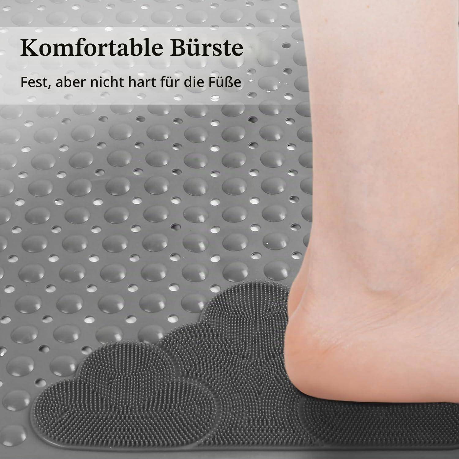 Fuß drückt auf eine strukturierte rutschfeste Badmatte oder Fußbürste; der Text sagt „Komfortable Bürste" und „Fest, aber nicht hart für die Füße"", was einen komfortablen, festen Fußscrubber anzeigt.