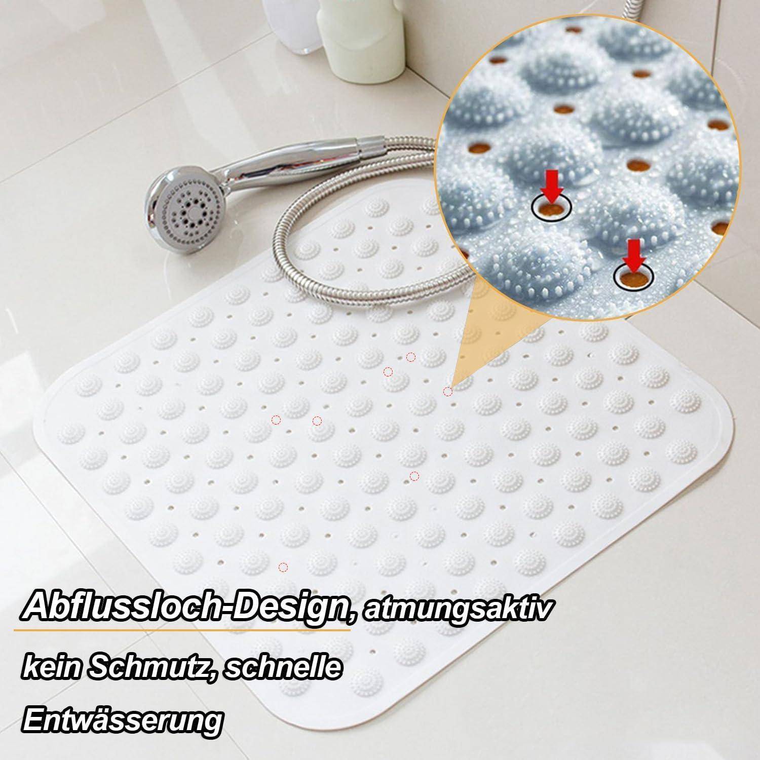 Weiße Duschmatte mit Saugnapfeln und Drainagenlöchern neben einem Handbrausekopf, die schnelle Entwässerung und rutschfestes Design hervorhebt.