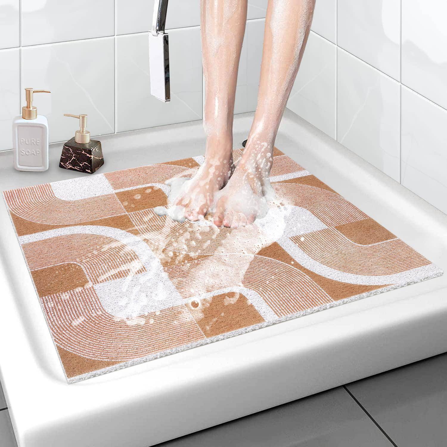 Füße waschen in einer Dusche auf einer saugfähigen Badematte, die Spritzer auf dem Badewannenboden auffängt.