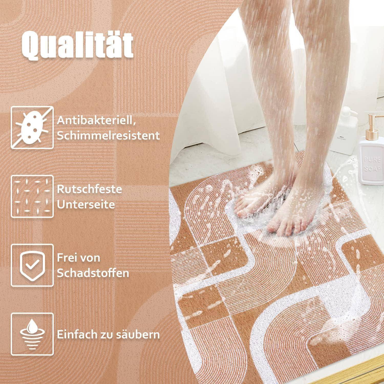 Werbebild einer Badmatte in Gebrauch, das „Qualität" hervorhebt mit Funktionen: antibakteriell und schimmelresistent, rutschfeste Unterseite, frei von schädlichen Stoffen und leicht zu reinigen.
