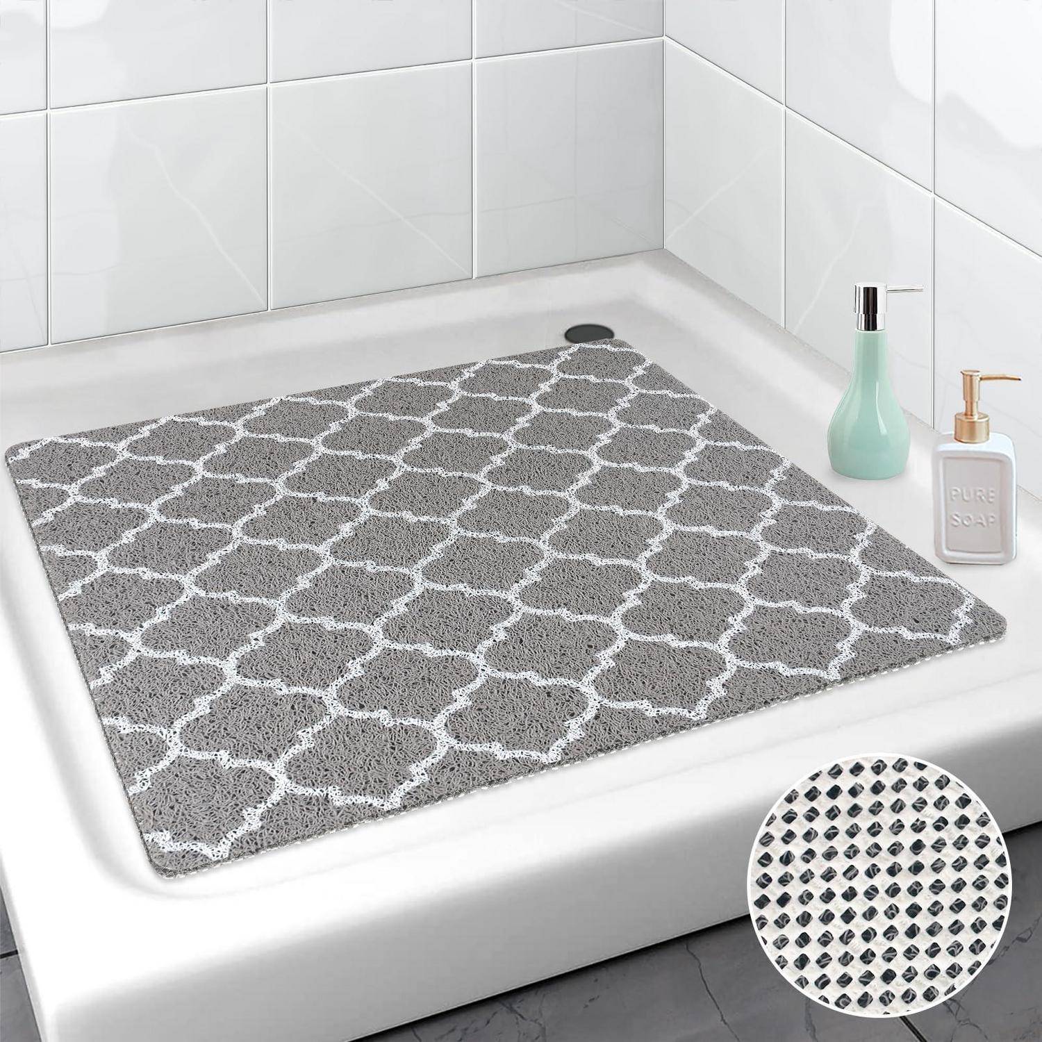 Grauer gemusterter rutschfester Badezimmermatte, die in einer Badewanne platziert ist, gezeigt mit Badezimmerzubehör und einer Nahaufnahme der Textur in einer Einfügung.