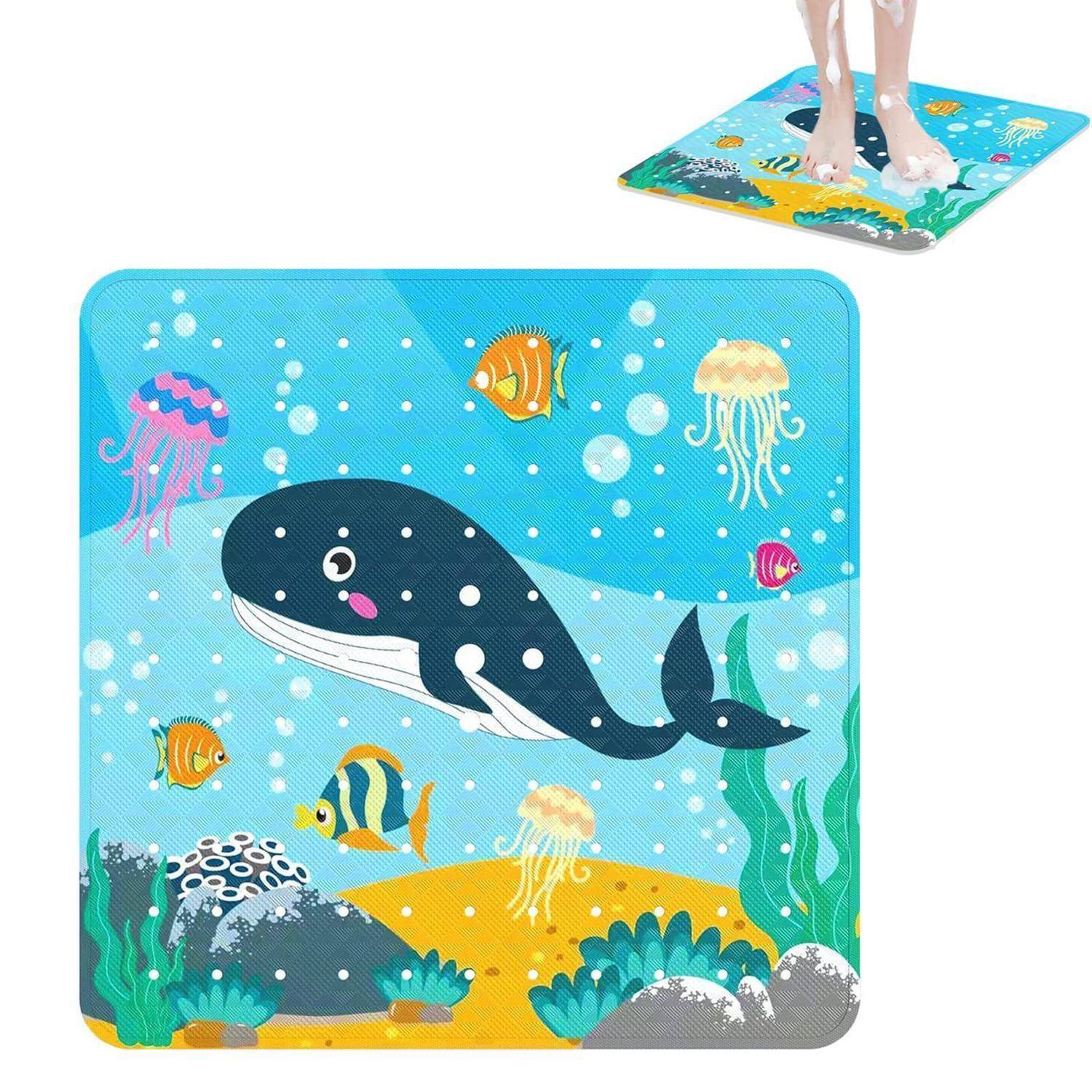 Spritmatte für Kinder mit Cartoon-Meeresszene, mit einem Wal, Fischen, Quallen, Blasen und Seegras; dargestellt mit Füßen, die darauf stehen.