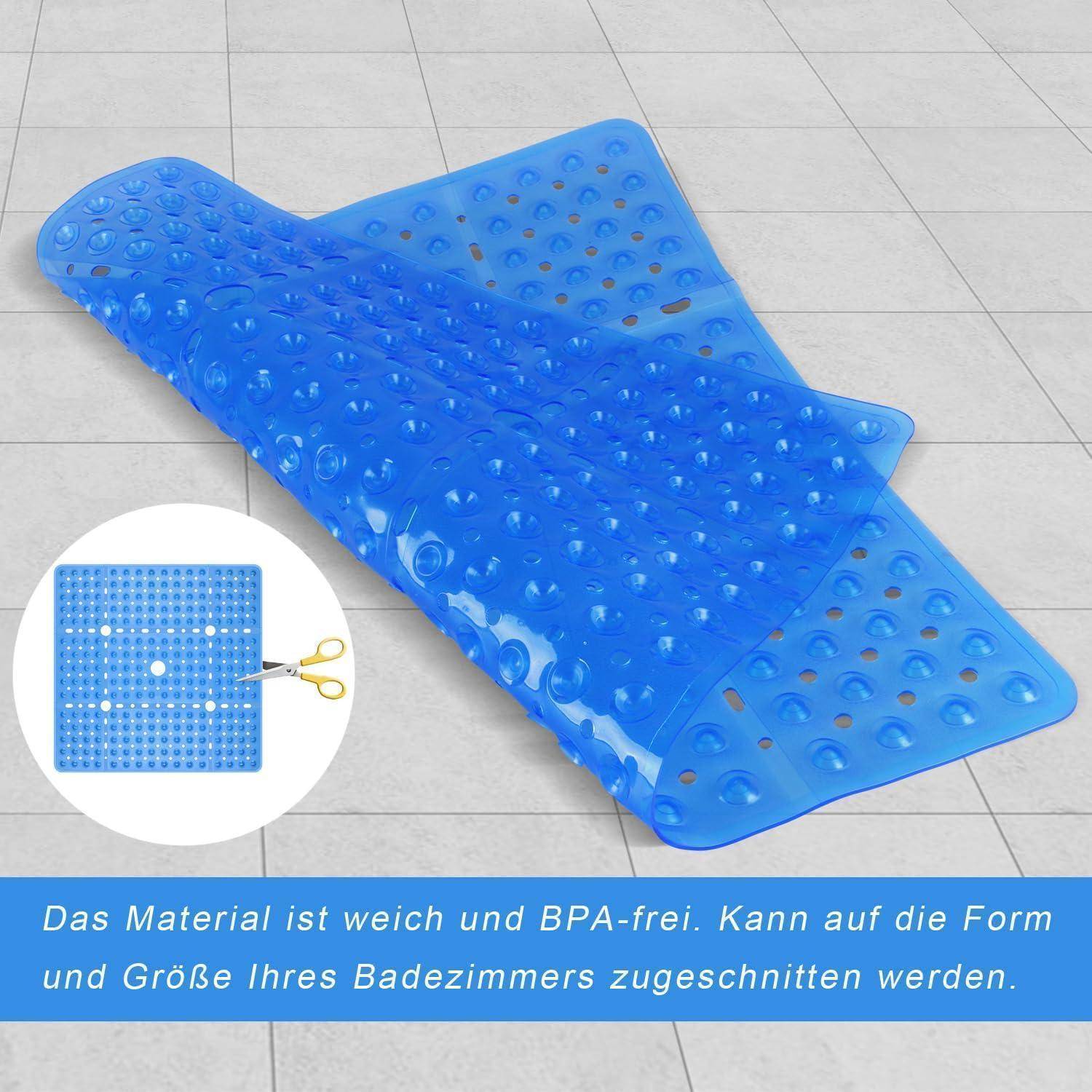 Blauer strukturierter Badematte auf einem Fliesenboden gezeigt, mit Ausschnitt zeigt das Zuschneiden auf Größe; deutscher Text sagt, dass das Material weich, BPA-frei und anpassbar ist.
