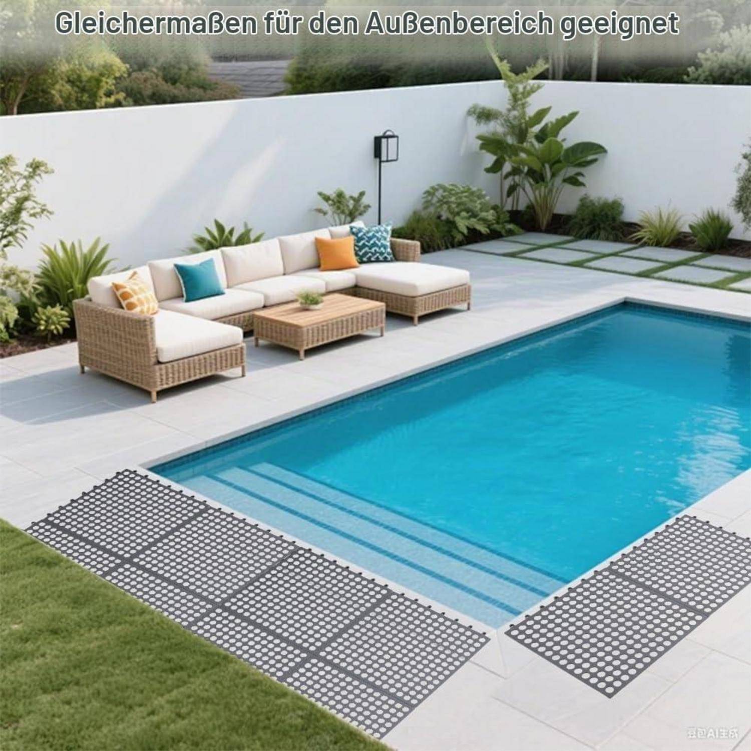 Modulare Außenpooldeckmatten in Grau, gezeigt neben einem Hinterhofpool und einer Terrassenbestuhlung.