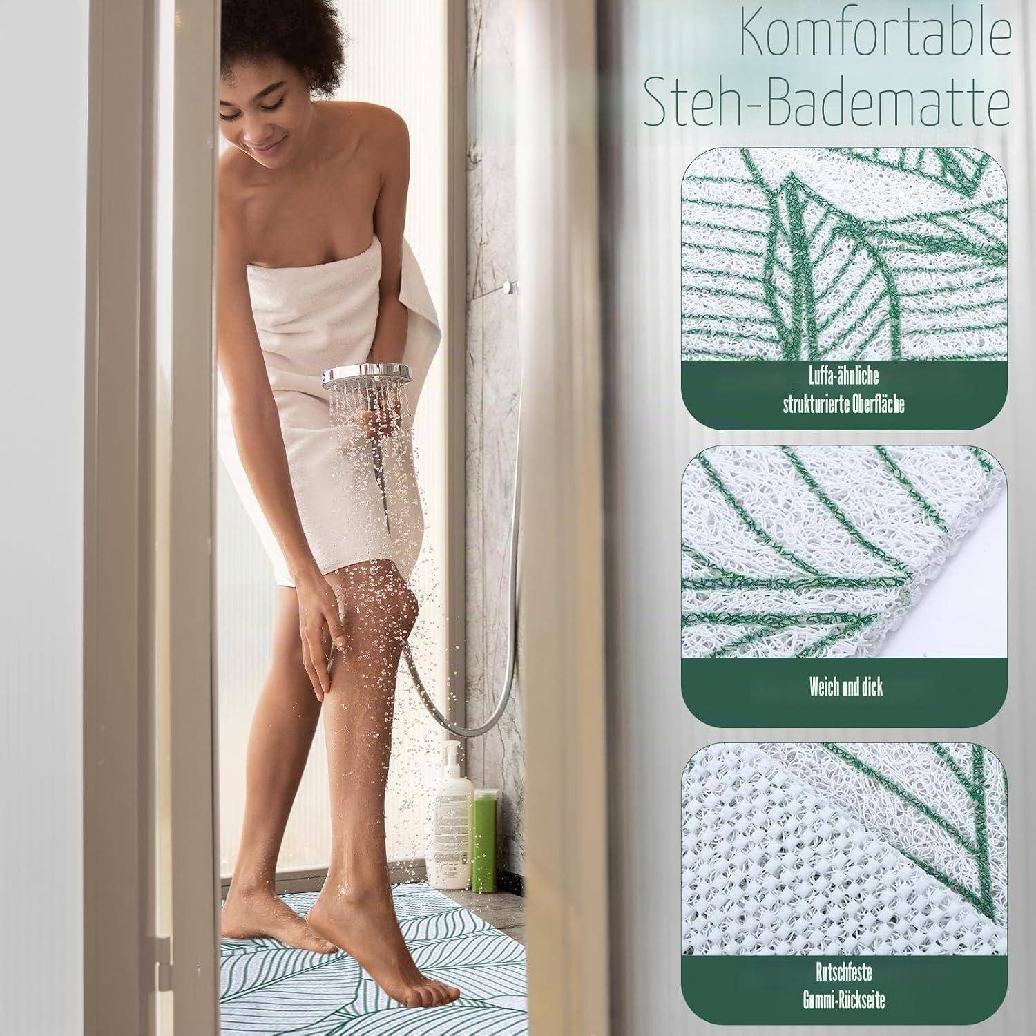 Frau, die unter der Dusche steht, während sie auf einer Badematte mit Blattmuster steht; die rechte Seite zeigt Produktnahaufnahmen mit der Beschriftung 'Komfortable Steh-Badematte' mit Texturdetails.