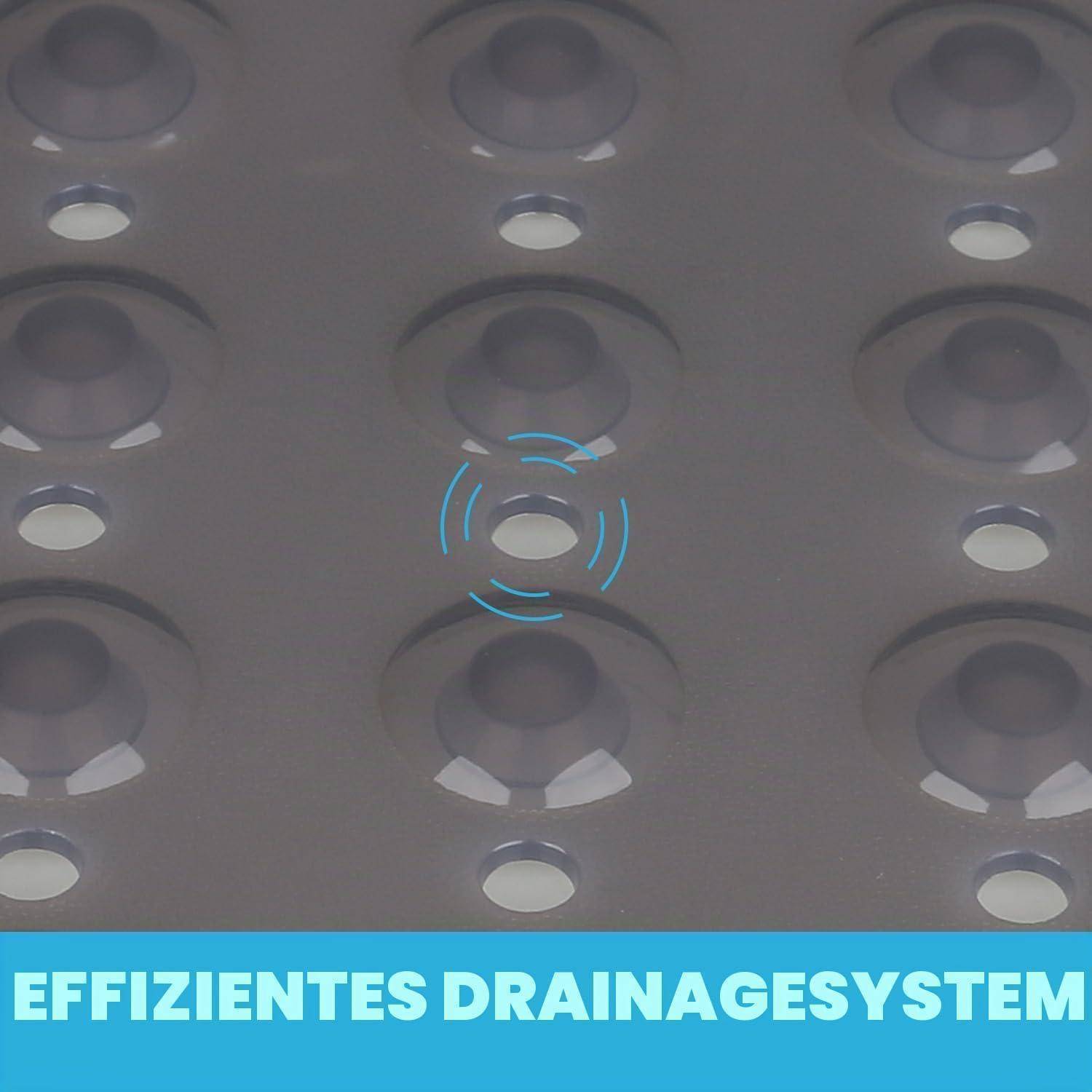 Nahaufnahme einer perforierten grauen Drainageoberfläche mit einer blauen Zielmarkierung, beschriftet mit „EFFIZIENTES DRAINAGESYSTEM