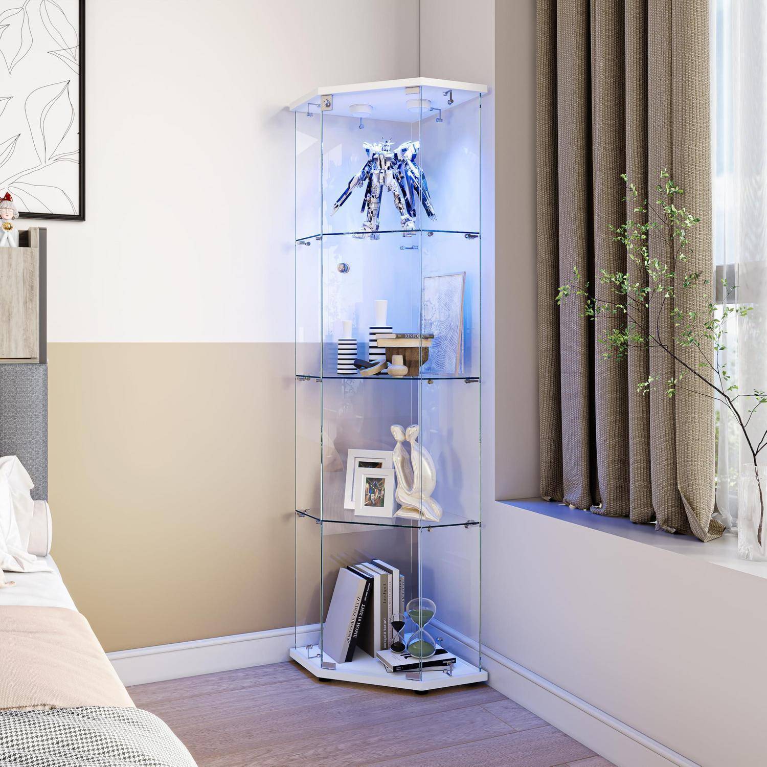 Hohes gläsernes Vitrinenschrank in einem hellen Schlafzimmer, der Dekoration, Bücher und gerahmte Fotos neben einem Fenster mit Gardinen enthält.