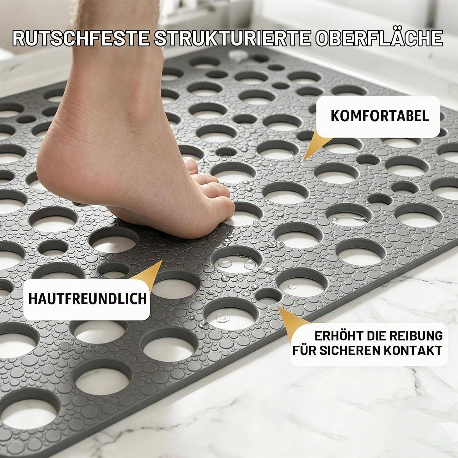 Nackter Fuß auf einer strukturierten rutschfesten Matte mit Löchern; Labels sagen „bequem