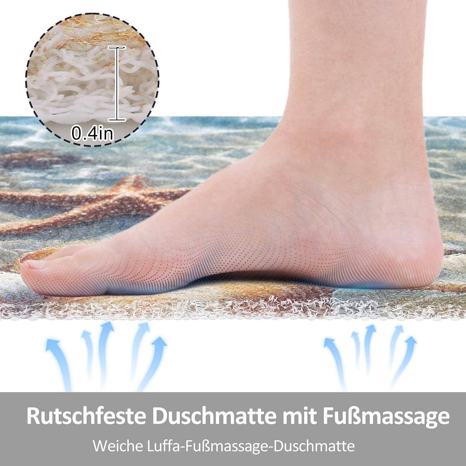 Fuß auf einer rutschfesten Badewannenmatte mit Luffatextur; deutscher Text sagt „Rutschfeste Duschmatte mit Fußmassage