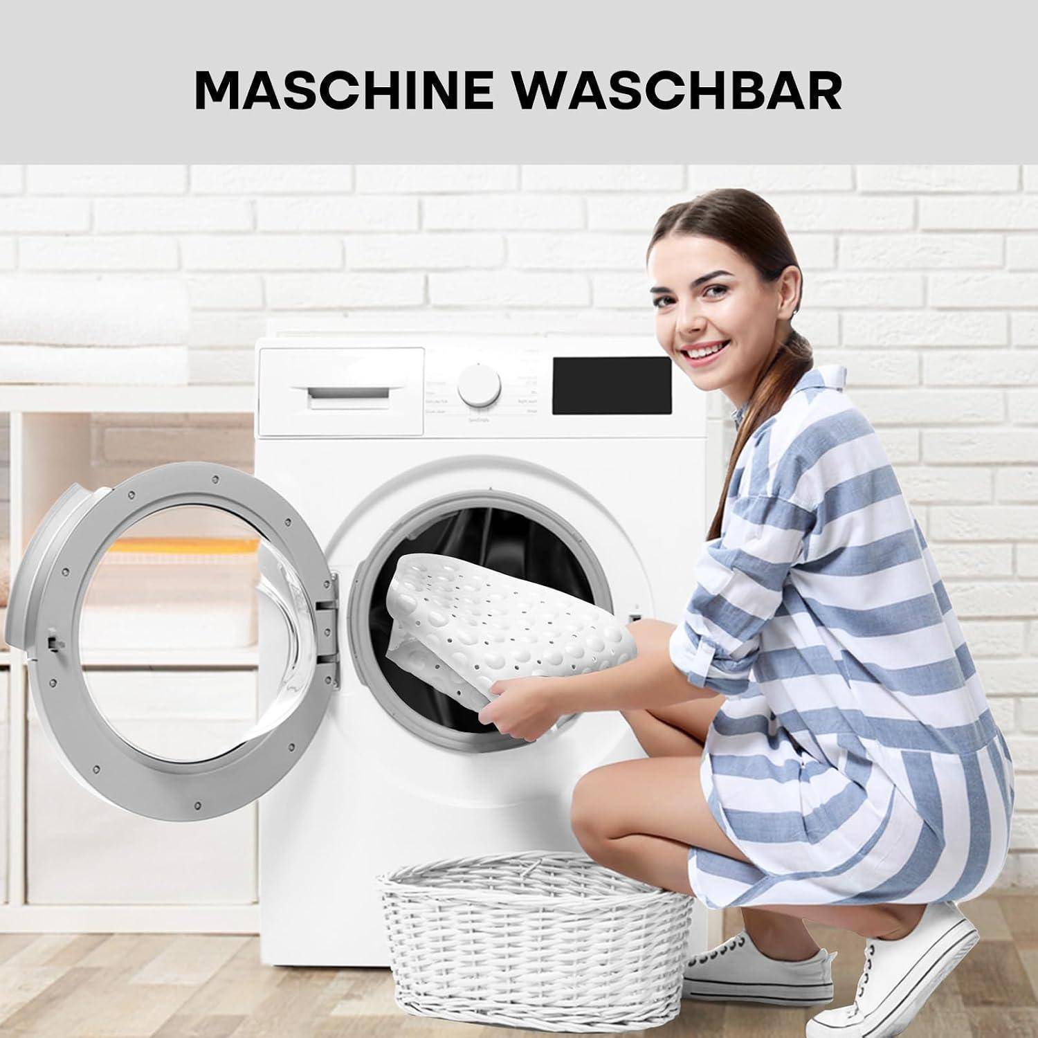 Lächelnde Frau lädt Bettwäsche in eine Frontlader-Waschmaschine neben einem Korb; der Text lautet „MASCHINE WASCHBAR