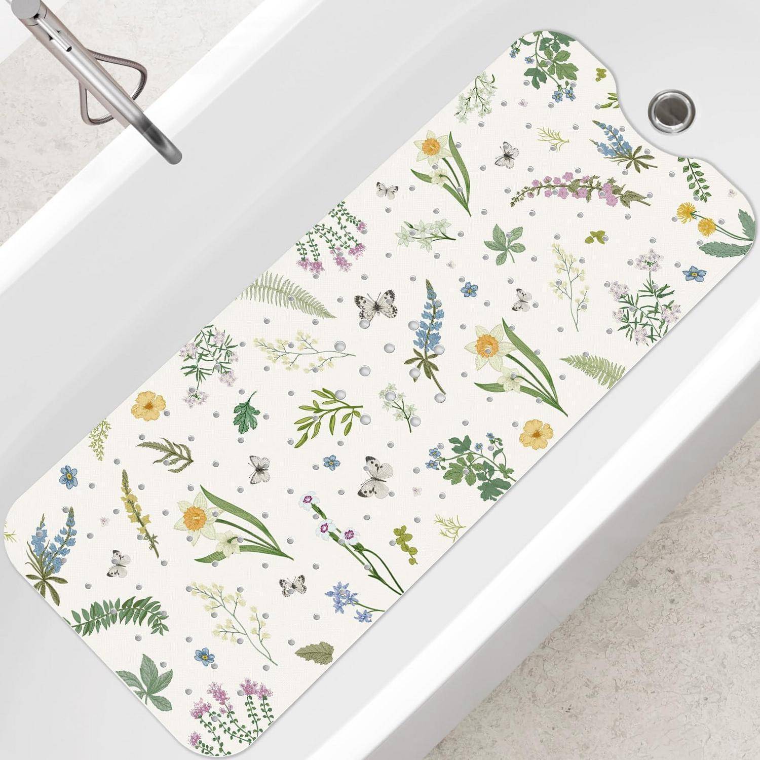Weiße Badezimmermatte mit zartem Blumen- und Schmetterlingsdruck, der in einer Badewanne platziert ist und Badezimmerdekor oder Produktdesign andeutet.