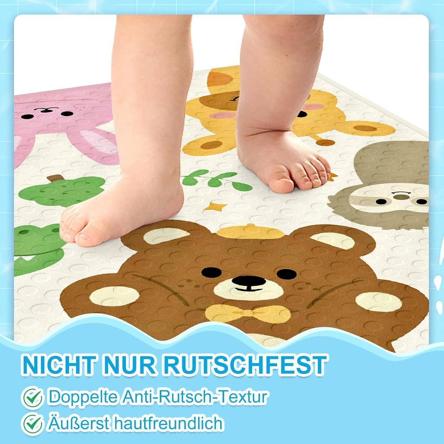 Babyfüße stehen auf einer farbenfrohen Tier-Spielmatte mit deutschem Text, der doppelte Rutschsicherheit und hautfreundliche Oberfläche bewirbt.