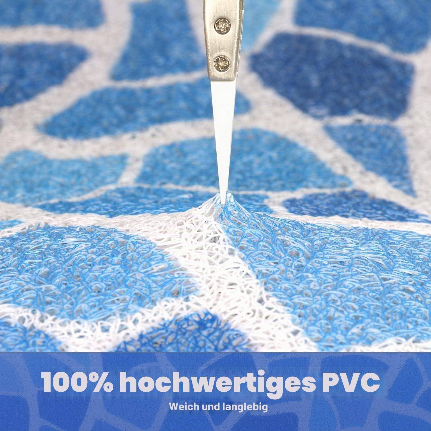 Nahaufnahme einer Klinge, die eine blau-weiße PVC-Oberfläche durchschneidet, mit dem Text 