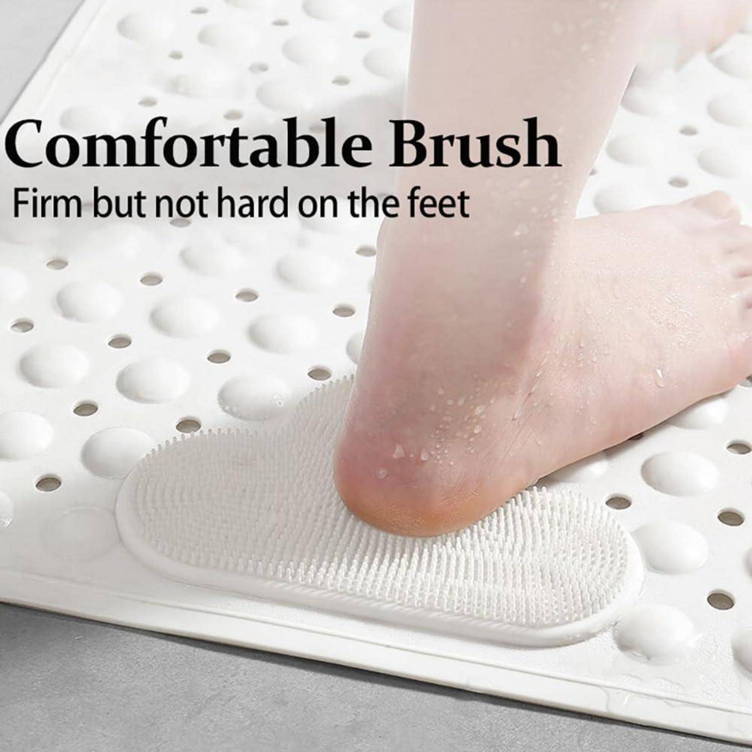 Fuß tritt auf eine "Komfortable Bürste""-Matte, die eine feste, aber sanfte Fußreinigungsfläche zeigt.