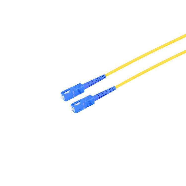 Zwei gelbe Lichtwellenleiterkabel mit blauen Steckverbindern auf weißem Hintergrund.