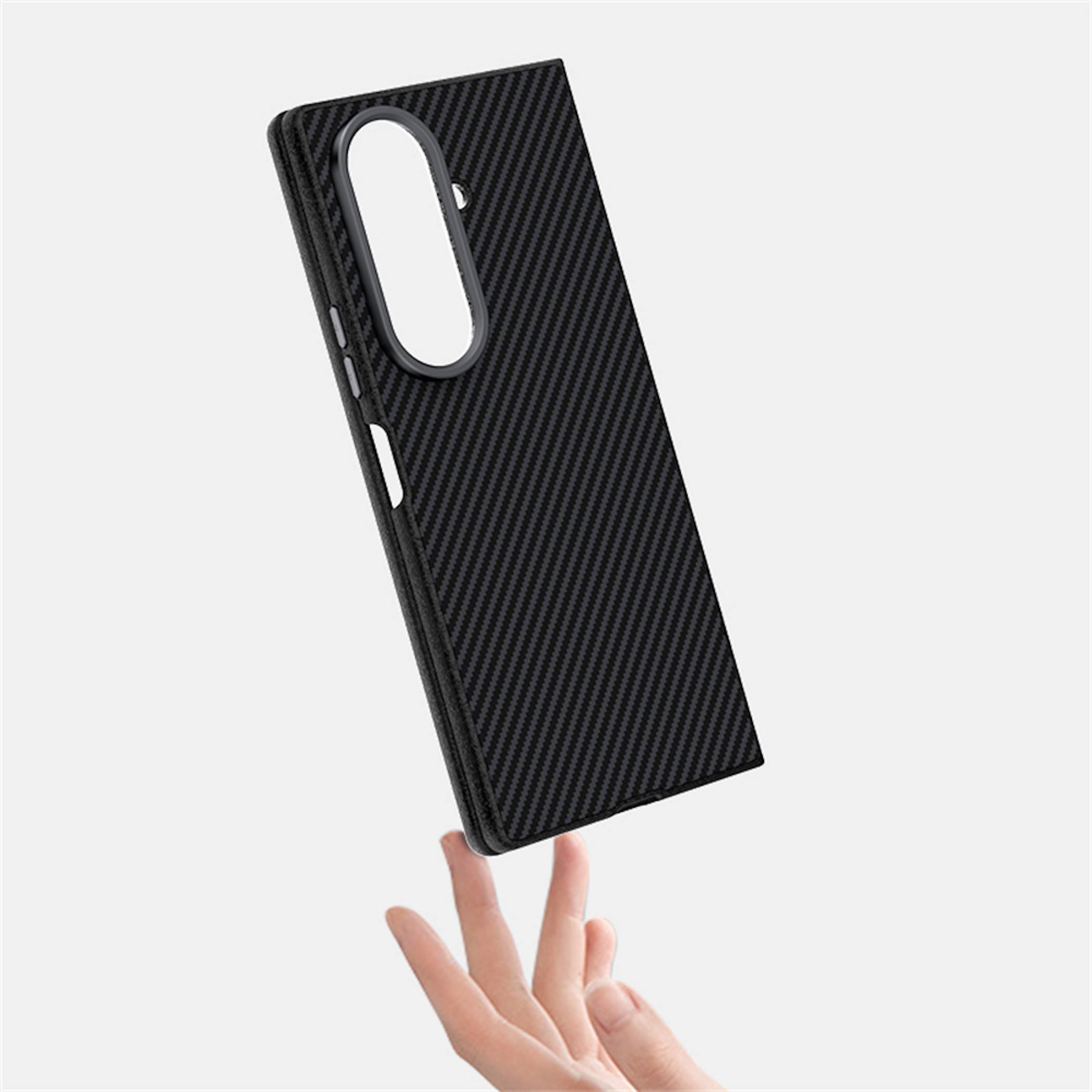 Hand hält eine schwarze Kohlefaser-Smartphone-Hülle mit einem großen vertikalen Kameraausschnitt auf weißem Hintergrund.