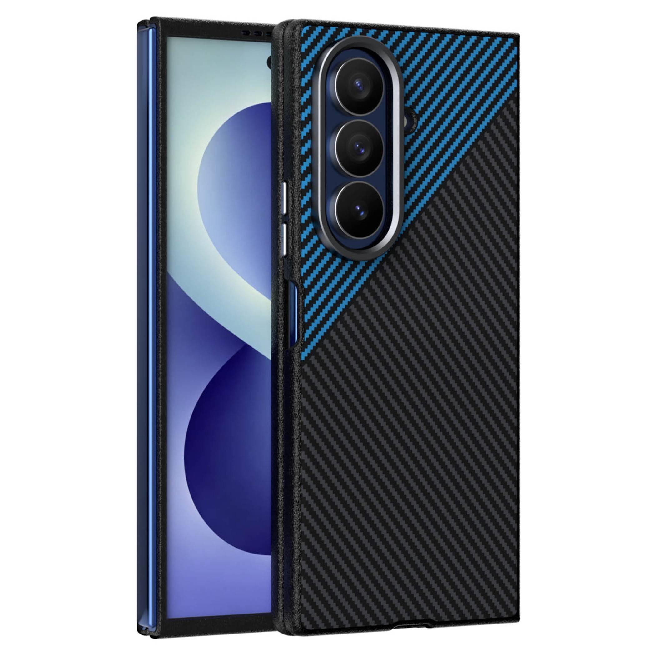 Schwarze und blaue Kohlefaser-Handyhülle, dargestellt auf einem faltbaren Smartphone, mit vertikalem Dreifach-Kameraausschnitt und blauem diagonalen Akzentstreifen.