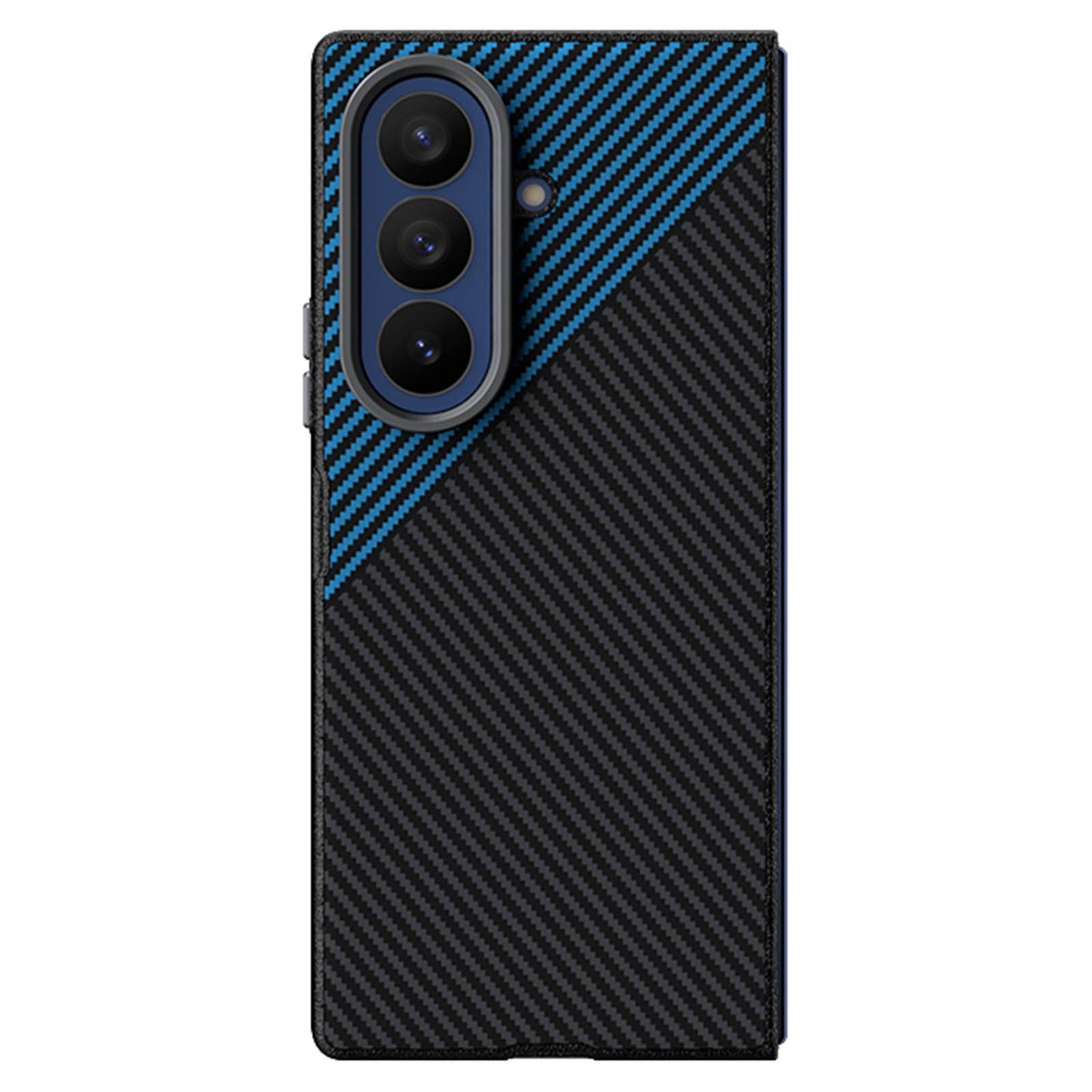 Schwarze Carbon-Faser-Stil-Handyhülle mit blauem diagonalen Akzent und dreifachem Kamera-Ausschnitt, auf weißem Hintergrund gezeigt.