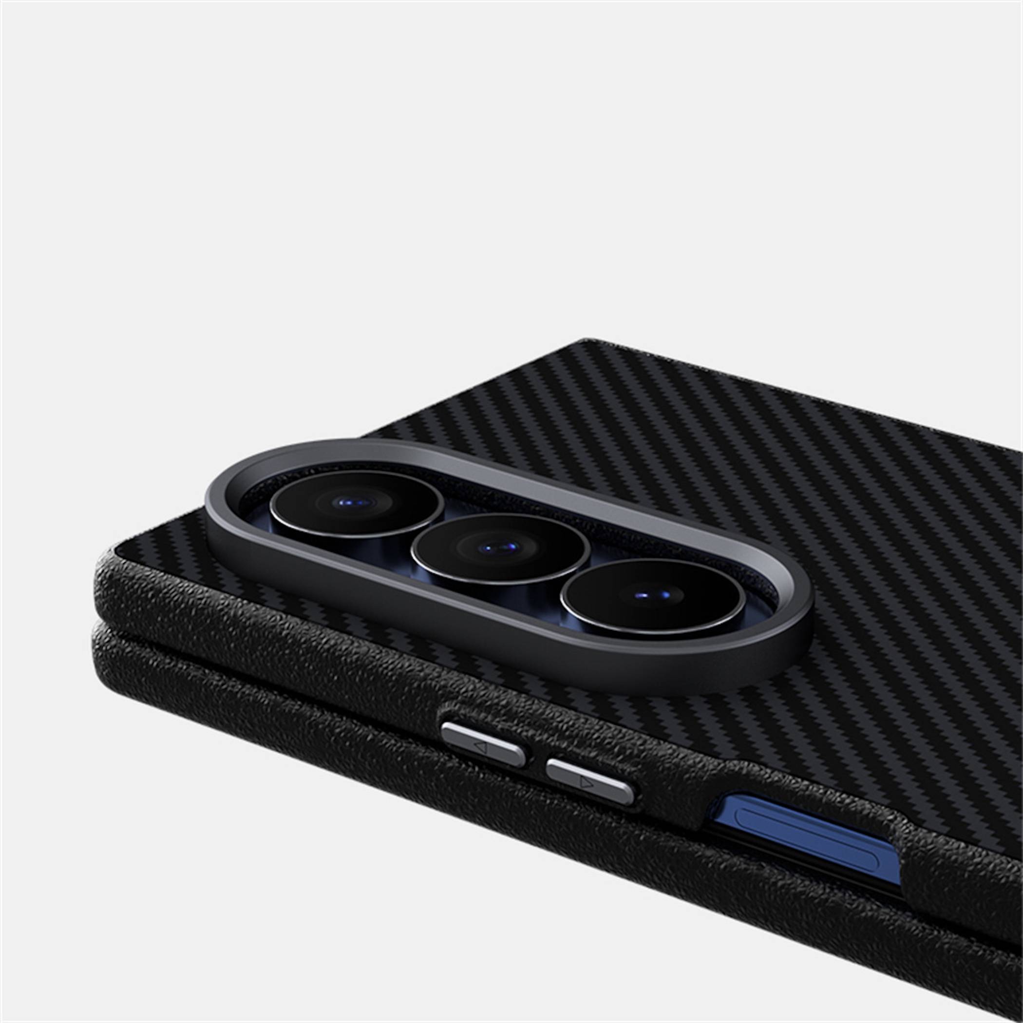 Nahaufnahme eines Smartphones in einem schwarzen Kohlefaser-Gehäuse mit dreifach Rückkamera und sichtbaren Seitentasten.