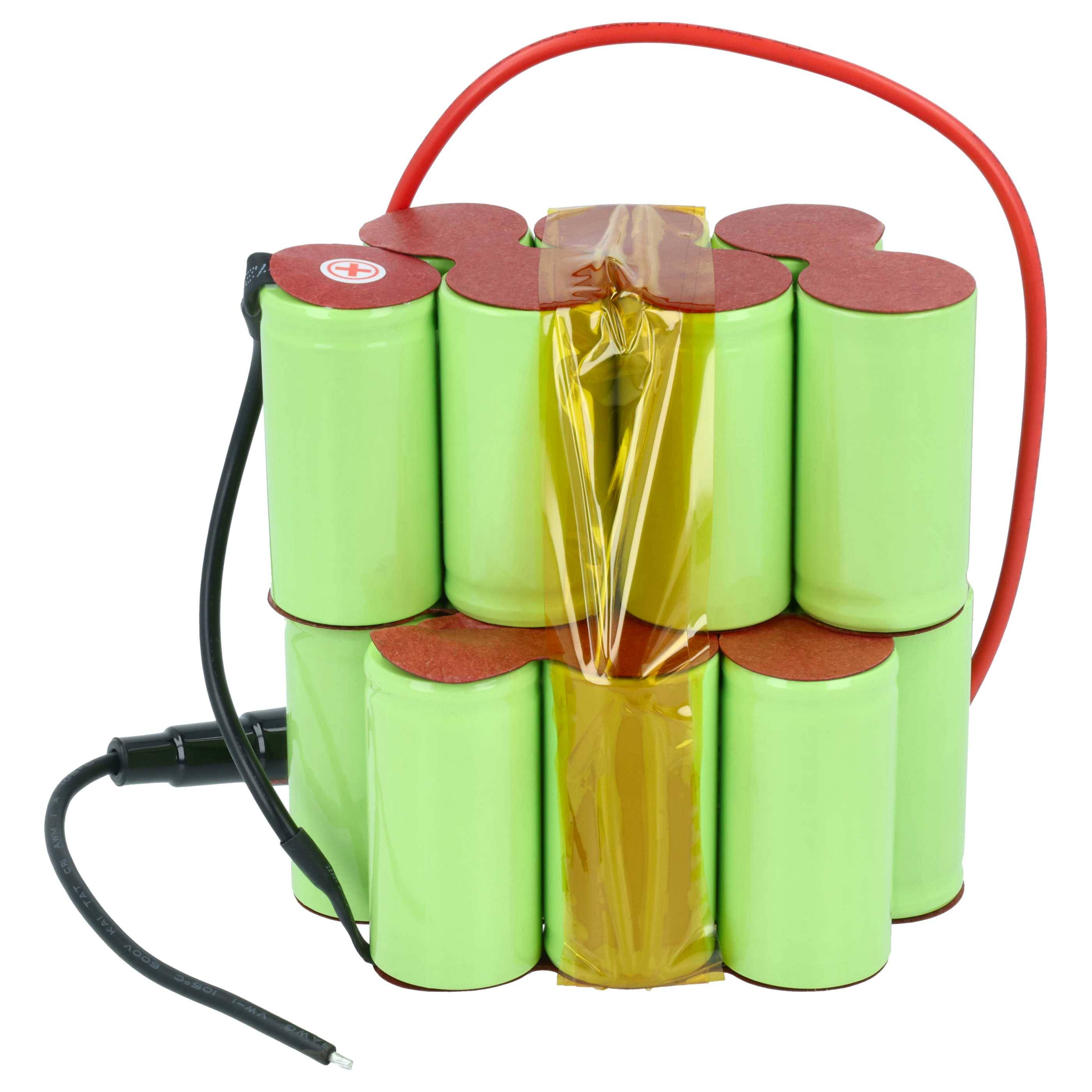 Grünes Batteriepack mit roten und schwarzen Drähten, mit gelbem Klebeband umwickelt, auf weißem Hintergrund.