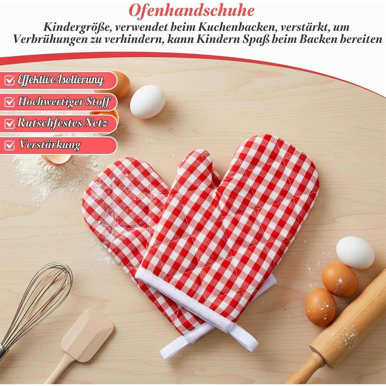 Rot karierte Ofenhandschuhe und ein kleiner Ofenhandschuh auf einer Küchentheke mit Eiern und Backwerkzeugen; deutscher Text bewirbt kinderfreundliche, verstärkte, wärmeisolierende Handschuhe zum Backen.
