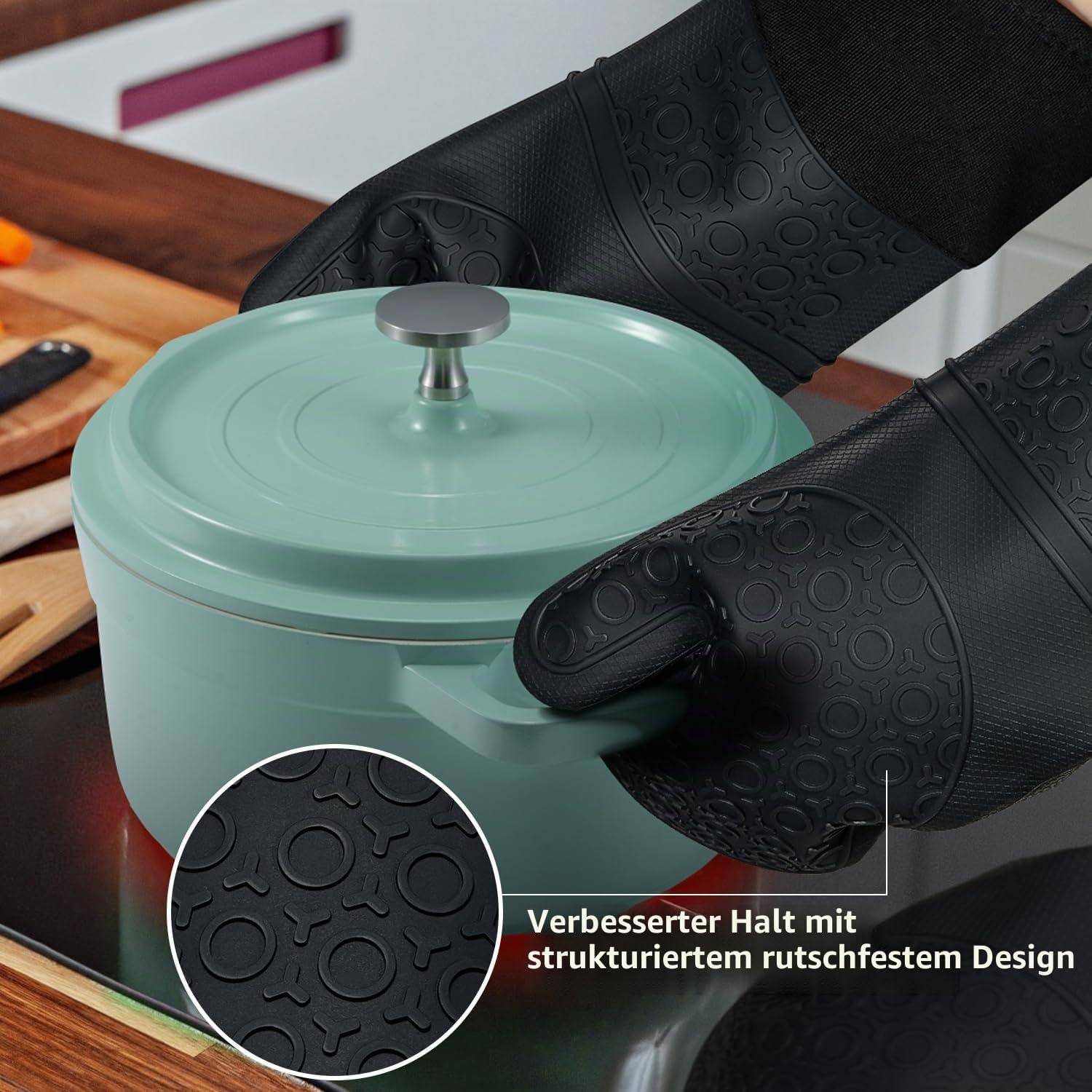 Schwarze strukturierte Ofenhandschuhe greifen einen mintgrünen Topf mit Deckel; die Vergrößerung zeigt ein rutschfestes Muster und deutschen Text „Verbesserter Halt mit strukturiertem rutschfestem Design